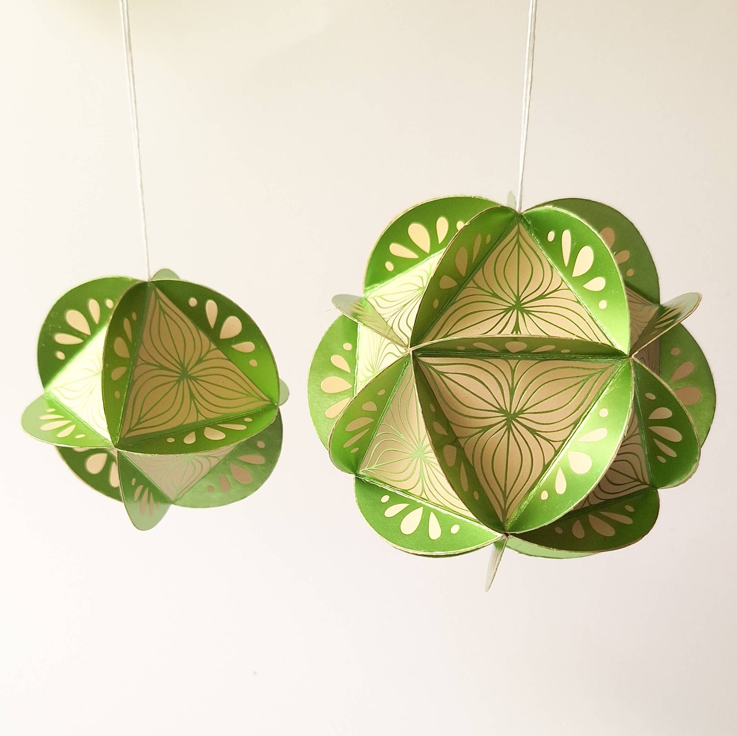 Kiss the Paper - Ornament Kit (Green/Sand) Poinsettia 20 Sided