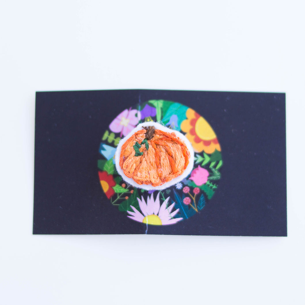 little pumpkin - embroidered brooch
